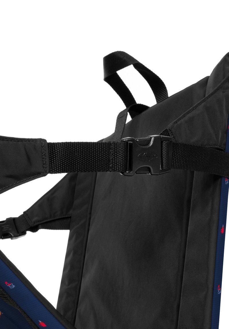 Sac à dos en tissu noir avec des bretelles réglables, une boucle en plastique et une doublure intérieure bleue avec des accents rouges. Texture lisse.