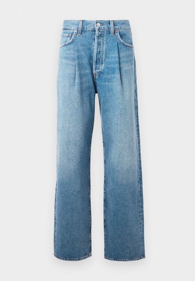 Lyseblå høy midje rette jeans med frontfolder, fem lommer, knappelukking og synlig søm på hvit bakgrunn.
