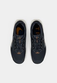 Schwarze Sportschuhe mit Mesh-Struktur, grauen Akzenten, orangefarbenem Logo und einer gepolsterten weißen Sohle. Schnürverschluss.