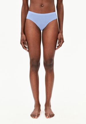 Lichtblauwe katoenen slip met een gladde textuur en medium bedekking, voorzien van een brede tailleband en zonder zichtbare naden.