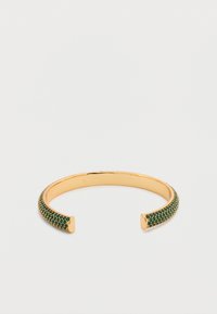 Βραχιόλι μανσέτα από χρυσό με πράσινη υφή στη ζώνη, μικρά διακοσμητικά στοιχεία, λεία εσωτερική επιφάνεια και ανοιχτά άκρα για εύκολη εφαρμογή.