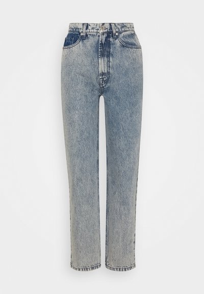Jeans de denim de cintura alta em azul claro com um acabamento desbotado, pernas de corte reto e design tradicional de cinco bolsos.