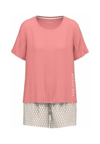 Roze katoenen T-shirt met korte mouwen en een ronde hals, gecombineerd met een broek met patroon met een golfontwerp in gedempte kleuren.