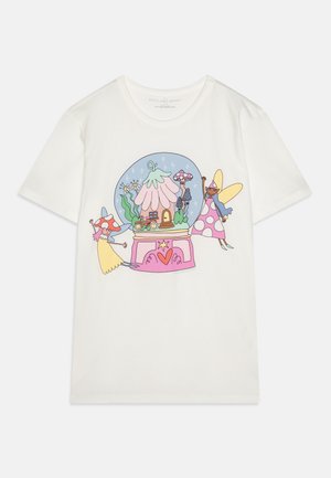 T-shirt blanc avec une illustration colorée d'une boule à neige contenant une maison champignon et des fleurs, entourée de deux fées avec des ailes et des chapeaux.