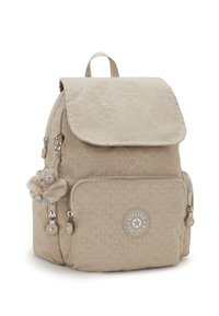 Sac à dos Kipling beige à motifs, avec poche zippée à l'avant, fermeture à rabat, compartiments latéraux, poignée supérieure et un porte-clés en peluche en forme de singe attaché.