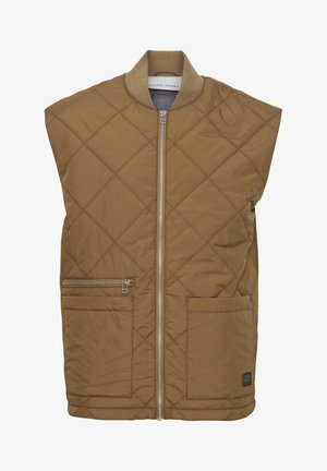 Gilet sans manches matelassé en marron chaud avec une fermeture éclair sur le devant, deux poches latérales et un col côtelé contrastant.