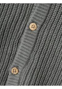 Cardigan grigio lavorato a maglia con texture a coste, realizzato in filato morbido. Due bottoni rotondi in legno accentano la parte anteriore.