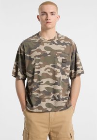 Korte mouwen camouflage T-shirt in groen- en bruintinten, met een borstzak met een merklabel, vervaardigd uit zachte katoen.
