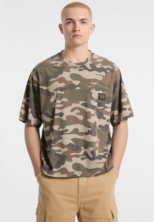Korte mouwen camouflage T-shirt in groen- en bruintinten, met een borstzak met een merklabel, vervaardigd uit zachte katoen.