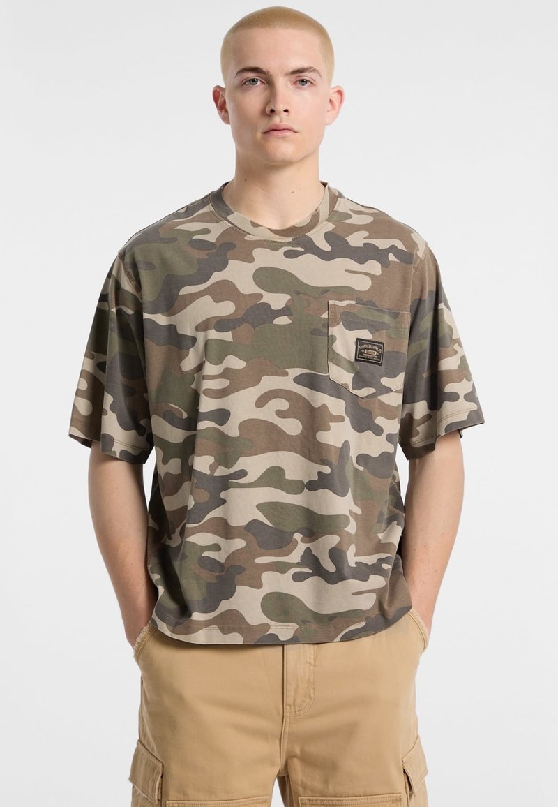 Korte mouwen camouflage T-shirt in groen- en bruintinten, met een borstzak met een merklabel, vervaardigd uit zachte katoen.