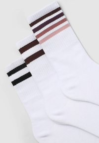 Calzini di cotone bianchi, con strisce colorate sui polsini in marrone scuro, marrone chiaro e rosa. Lunghezza standard con texture a costine.