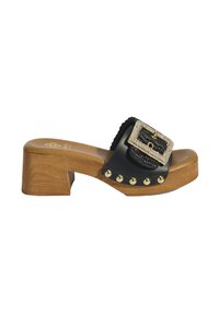 Zwarte houten sandaal met hakken, voorzien van een brede band met een patroon van een gesp, gouden studden langs de basis en een glad houten plateau.