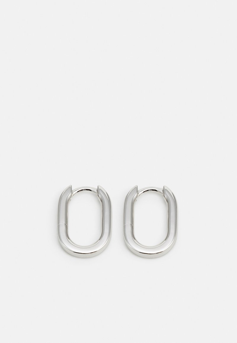 Sudraba stīpu auskari ar apaļš taisnstūrveida formu, gludu virsmu un pulētu apdari. Vienkāršs dizains bez redzamām rotājuma detaļām.