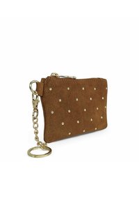 Pochette en suède marron avec des clous dorés, fermeture éclair et chaîne avec anneau porte-clés. Forme rectangulaire, texture douce et design minimaliste.