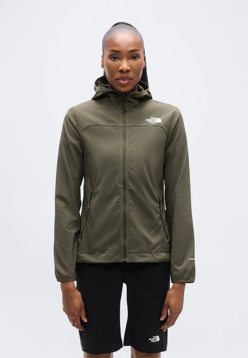 Ζακέτα σε ελιά πράσινο, ελαφριά με κουκούλα, φερμουάρ μπροστά και δύο πλευρικές τσέπες. Διαθέτει λογότυπο στο στήθος και υφή υφάσματος.