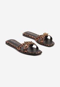 Sandales à enfiler au motif léopard avec un design à bande croisée, des accents en cuir noir et une boucle dorée. Semelle plate avec une finition texturée.