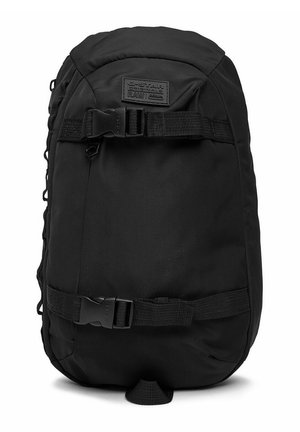 Czarny plecak G-Star RAW z dwoma poziomymi regulowanymi paskami i klamrami z przodu oraz łatką z logo na górze.