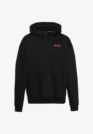 Čierna mikina s kapucňou vyrobená z mäkkého materiálu, s prednou klokankou a červeným logom "ROCAWEAR" na ľavej strane hrude. Klasický strih a dizajn.