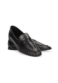 Mocasines de cuero negro con tachuelas plateadas en la parte superior, con un acabado suave, punta redonda y un tacón bajo apilado.