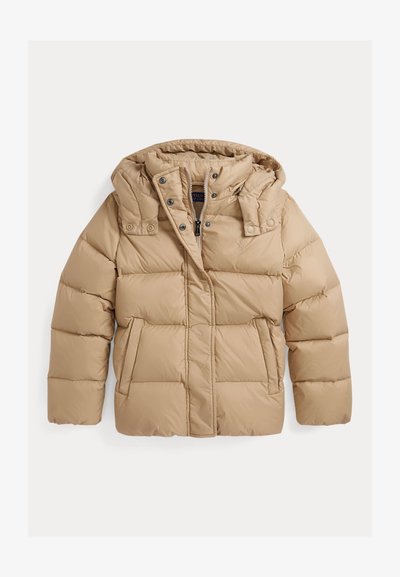 Casaco puffer bege com capuz, botões de pressão e fecho de zip. Apresenta painéis acolchoados e bolsos laterais para maior funcionalidade.