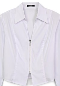Camicia bianca a maniche corte con colletto a punta, chiusura frontale con zip, design elegante e texture liscia. Etichetta del marchio "CALLIOPE" visibile.