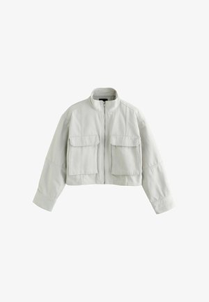 Jasnoszara krótka kurtka z przednim zamkiem błyskawicznym, wysokim kołnierzem, długimi rękawami i dwoma dużymi kieszeniami z klapami na piersi.