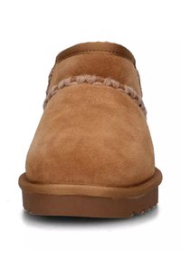 Pantofole in suede marrone con punta arrotondata, caratterizzate da dettagli intrecciati sulla parte superiore e suola in gomma testurizzata per una migliore aderenza.