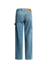 Modre denim cargo hlače z udobnim krojem, dvema zadnjima žepoma in oznako na pasu. Tkanina ima postižen videz.