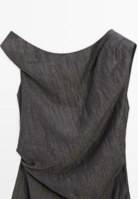 Dunkelgraues, strukturiertes ärmelloses Oberteil mit weitem U-Boot-Ausschnitt und dezenten drapierten Falten.