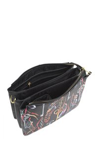 Bolso de mano negro con vibrantes patrones multicolores, que cuenta con un cierre de cremallera y múltiples compartimentos en el interior para un almacenamiento organizado.