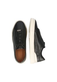 Schwarze Ledersneaker mit strukturierter Oberfläche, ausgestattet mit einer weißen Gummisohle, minimalistischem Design und Schnürverschluss.