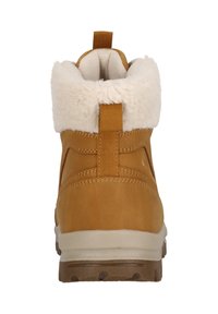 Ruskea talvikenkä, jossa on valkoinen fleece-vuori, takana vetolenkkki ja karkea kumipohja nähtynä takaa.