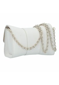 Borsa a tracolla in pelle bianca con un design strutturato e una tracolla in catena argentata. Presenta pannelli cuciti e una texture liscia. Forma rettangolare.