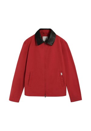 Chaqueta roja con cremallera, cuello de cuero negro y dos bolsillos frontales con abertura, exhibida sobre un fondo blanco.