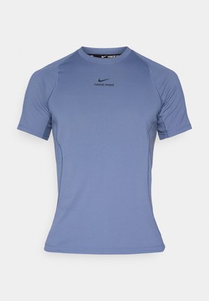 Nike Pro kratka majica z rokavi v svetlo modri barvi, izdelana iz gladkega, vlažnost odvračajočega materiala. Ima okrogel izrez in diskretno logotip.