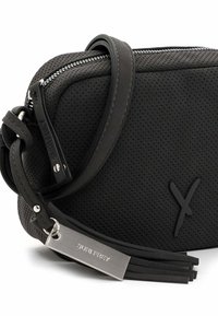 Borsa a tracolla perforata nera con chiusura a zip, accentuata da un'etichetta metallica. Presenta una tracolla regolabile e una forma rettangolare elegante.