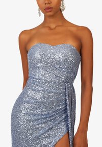 Hüftfreies silbernes Pailletten-Kleid in Hellblau, mit gerafftem Stoff und einem schlitz bis zum Oberschenkel, in figurbetontem Schnitt und glatter Textur.