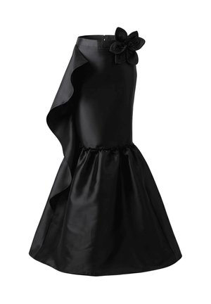 Falda sirena de satén negro con detalle lateral fruncido y un gran adorno floral cerca de la cintura.