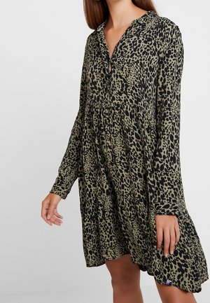 Robe à imprimé léopard en vert olive avec des taches noires, manches longues, patte de boutonnage et volants froncés, fabriquée en tissu léger.