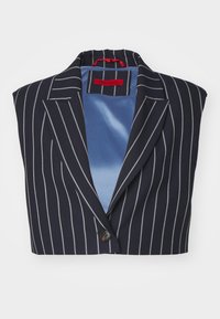 Mörkblå-randig ärmlös blazer med gråa ränder, med en blå satinfoder och en enda knappstängning. Märkesetikett synlig.