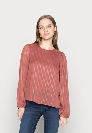 Blusa em tom rosa com riscas verticais douradas, mangas bufantes longas e decote arredondado; feita de um tecido leve e texturizado.