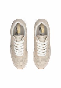 Baskets beiges en cuir perforé, lacets blancs et accents dorés. Présentent une forme arrondie et une texture douce avec un logo sur la languette.