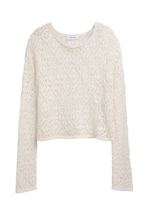 Pull blanc à manches longues en tricot crocheté avec encolure ronde et motif ajouré, coupe courte et texture douce.