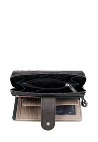 Cartera de cuero negro con cierre de cremallera, que cuenta con múltiples ranuras para tarjetas, un titular de identificación transparente y un bolsillo interior con cremallera.