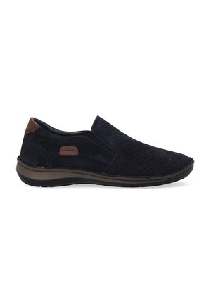 Donkerblauwe instappers van geperforeerd nubuck met een accent van bruin leer. Voorzien van een rubberen zool met een laag profiel ontwerp voor comfort.