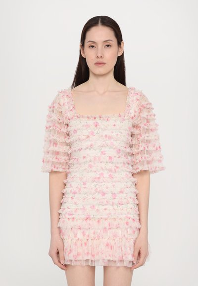 Rochie roz deschis cu volane, cu un model floral, decolteu pătrat și mâneci bufante, având o textură stratificată și un tiv evazat.