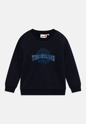 Felpa blu navy in misto cotone con polsini e scollatura a costine. Presenta un logo Timberland centrale in azzurro con dettagli grafici.