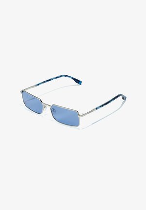 Occhiali da sole con lenti blu rettangolari, montatura in metallo argento e terminali delle aste blu marmorizzati. Presentano il logo sulla asta.