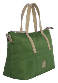 Bolso de mano de nylon verde con asas de imitación de cuero beige, textura acolchada y un logo circular en la parte frontal. Cierre de cremallera en la parte superior.