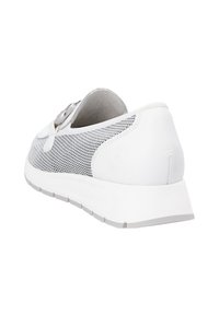 Hvide sneakers med en overdel i mesh med en struktureret finish, sølvhardware-detaljer og en hvid gummisål med lette skridsikre riller.